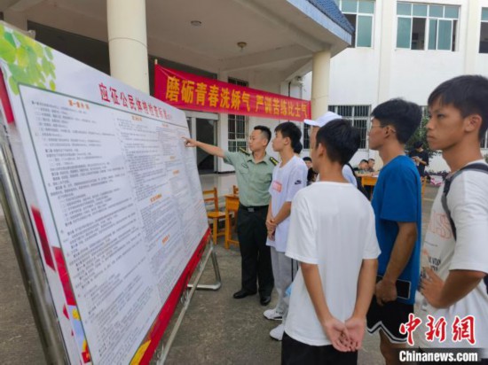 专武干部在讲解应征体检标准。 韦硕 摄