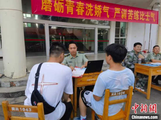 专武干部在讲解相关政策。 韦硕 摄