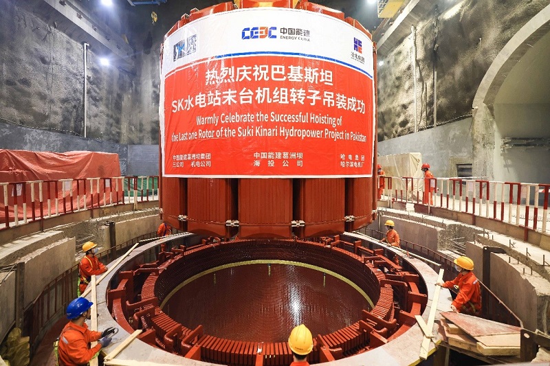 6月10日，苏吉吉纳里水电站第四台机组转子吊装现场。（中国能建葛洲坝集团供图）