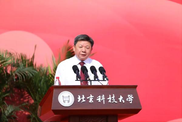 北极科技大学校长杨仁树在2023年毕业典礼上讲话。校方供图