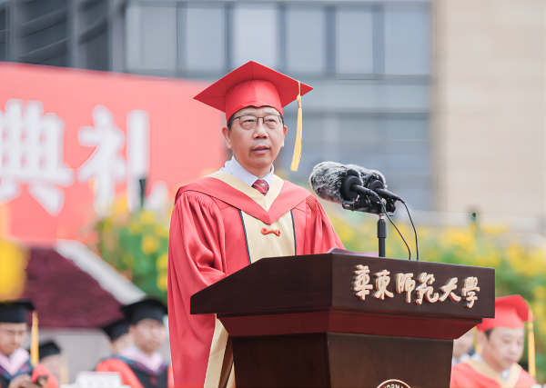 华东师范大学校长钱旭红在2023届毕业典礼上讲话。校方供图