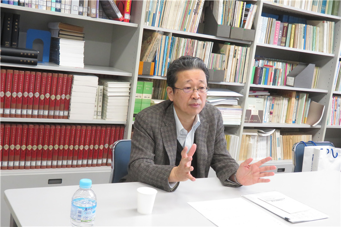 中央大学教授饭冢容分享结缘中国文学，并投身研究和翻译中国文学的经历。（视频采访截图）