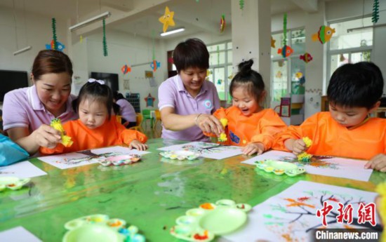 在肥西县山南镇中心幼儿园，孩子们在老师的指导下作画。　陈家乐 摄