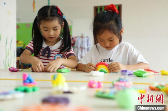 在肥西县山南镇中心幼儿园，孩子们在做彩色泥塑。　陈家乐 摄