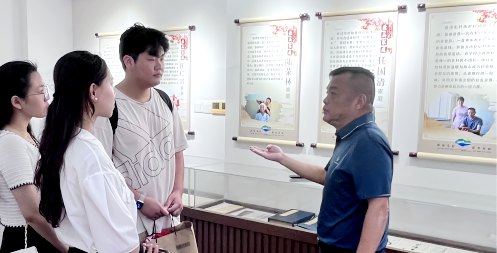 南京师范大学“青史流德，家风传颂”社会实践团队开展实地调研活动。校方供图