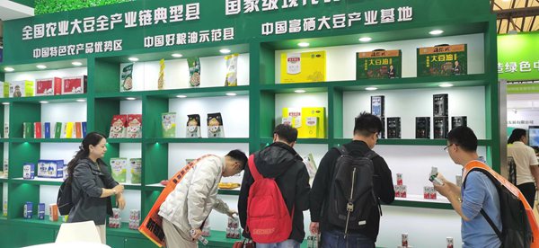 参展人员在海伦展区驻足观看
