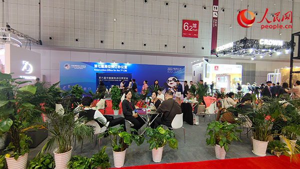 第六届进博会尚未结束，参展商已经开始预订第七届展位。人民网记者 李彤摄