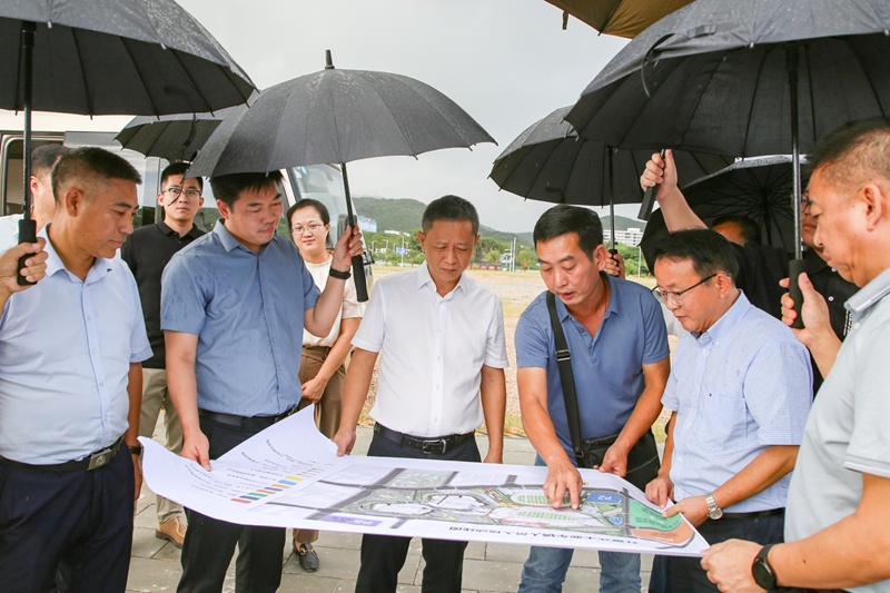 三亚市政府副市长、省七届民族运动会交通指挥中心指挥长何世刚（中）带队研究解决省七届民族运动会交通保障问题。王康宏摄。