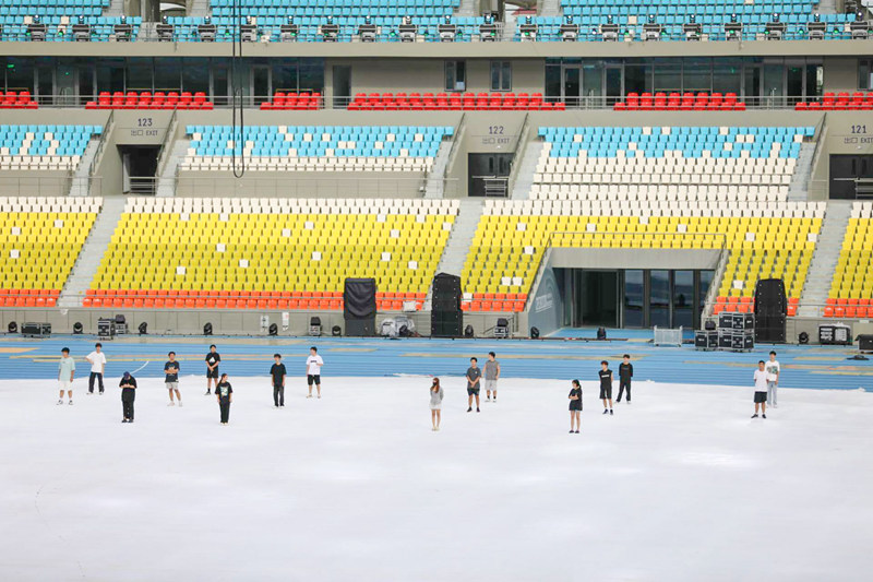 演员们正紧锣密鼓地排练。人民网记者 牛良玉摄