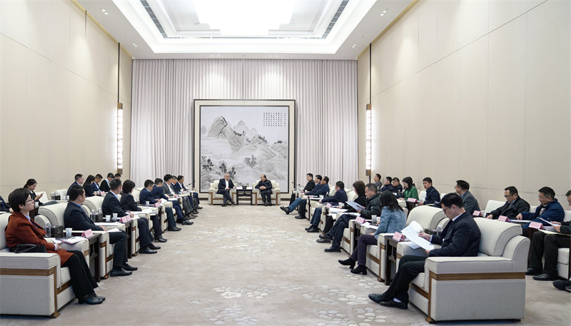 浦发银行武汉分行、武汉是经开区相关负责人、企业代表就双方战略合作发展进行座谈。浦发银行武汉分行供图