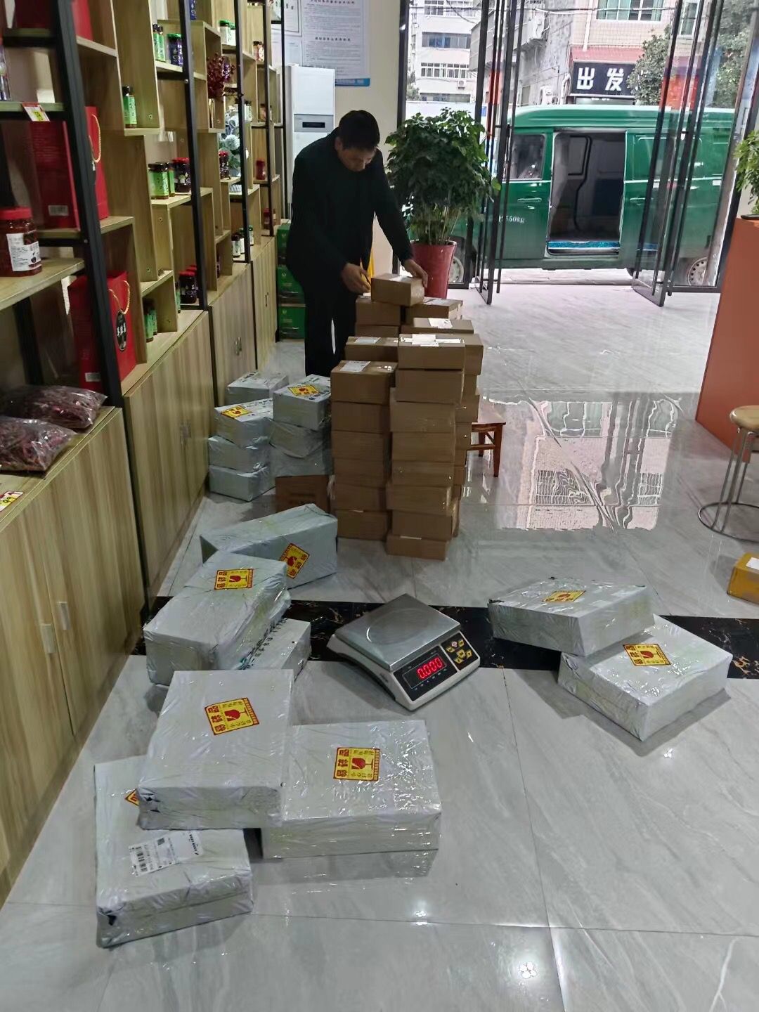 电商快车助郧西农特产品腾“云”出山。郧文轩摄