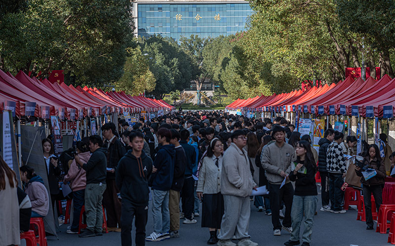 图为招聘会现场。贺熊邹摄