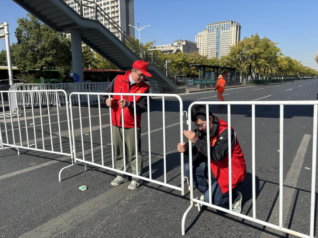 省不动产登记中心的志愿者现场服务。田丽婷摄