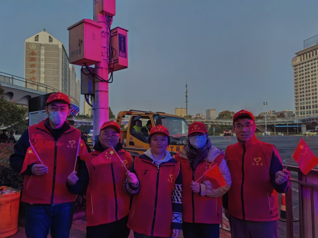 清晨路灯下省不动产登记中心的志愿者们集合完毕