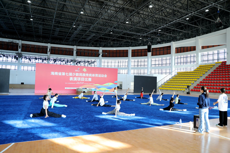 三亚市第一中学体育馆准备就绪，代表队进馆熟悉场地。人民网记者 牛良玉摄