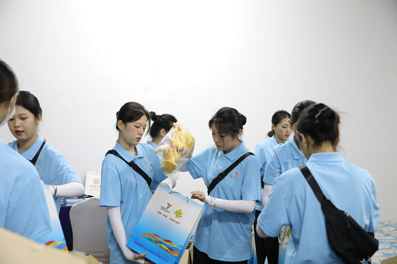 志愿者们正紧锣密鼓地分装“伴手礼”。人民网记者 牛良玉摄