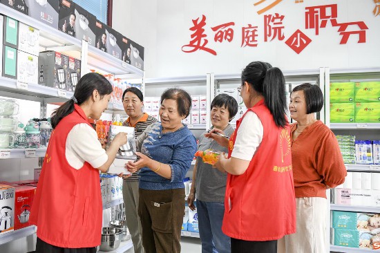 曲阜市小雪街道武家村开展文明实践积分兑换活动，倡树美德健康新生活。□记者 吕光社 通讯员 王宝爱 报道