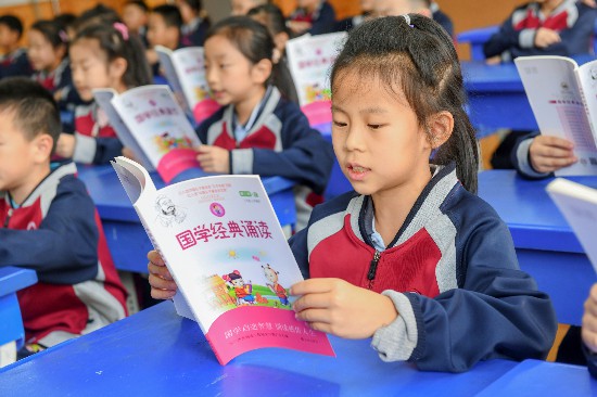 在曲阜市东方学校，孩子们正在参加国学经典诵读课，学校还专为课程配套编写了校本教材。□记者 孟一 通讯员 杨国庆 报道