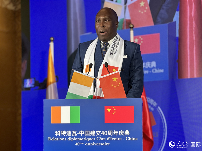 科特迪瓦驻华大使多索·阿达马在招待会上致辞。人民网 谢莹摄