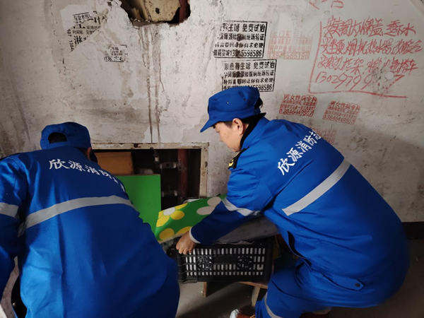 志愿者们对辖区楼道杂物进行清理