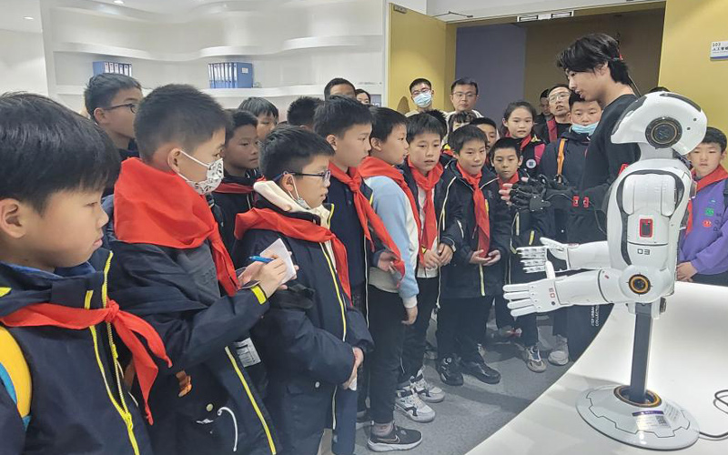 武汉外国语学校小学生科普教育进江大