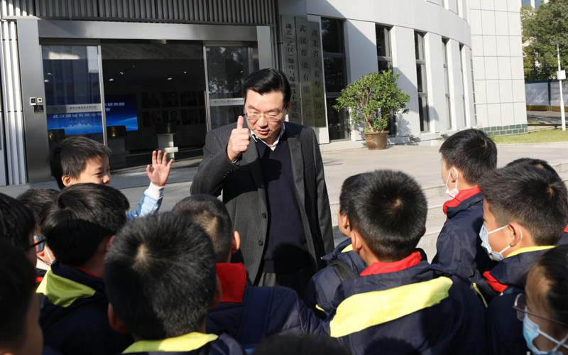 谢先启院士与孩子们亲切交流