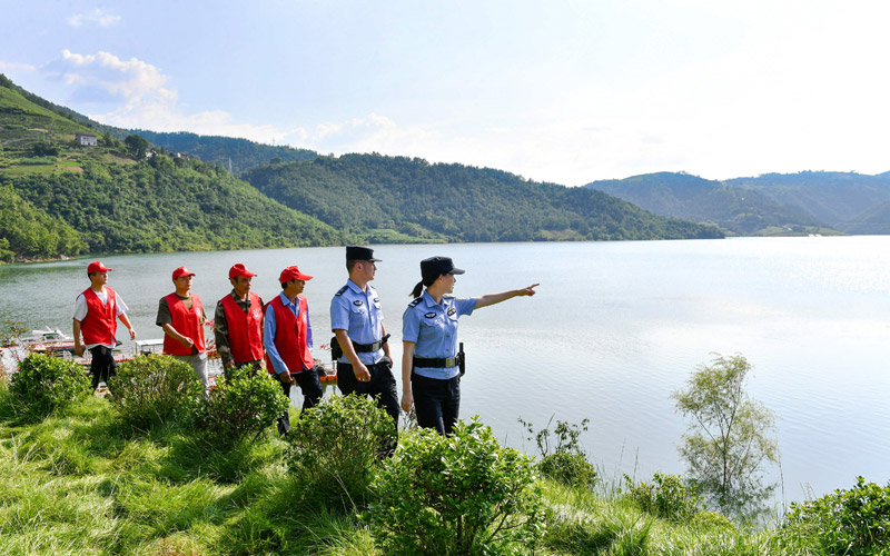 民警在开展夏季河湖巡查宣防活动。欧阳智慧摄
