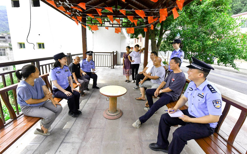 民警在台子包村召开警民恳谈会。欧阳智慧摄