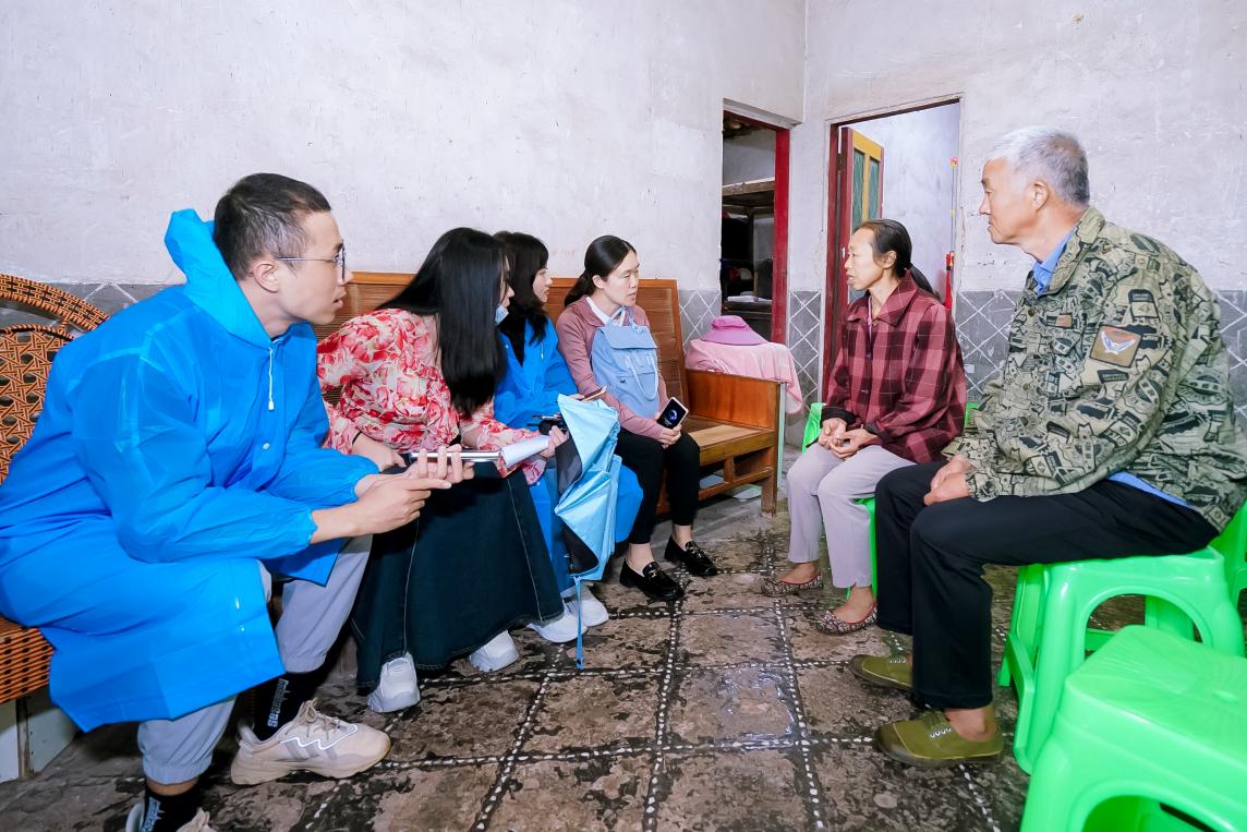 今年9月，重庆市郊的居民正在向人民网等媒体记者讲述民生保障工程给他们带来的生活新变化。受访者供图