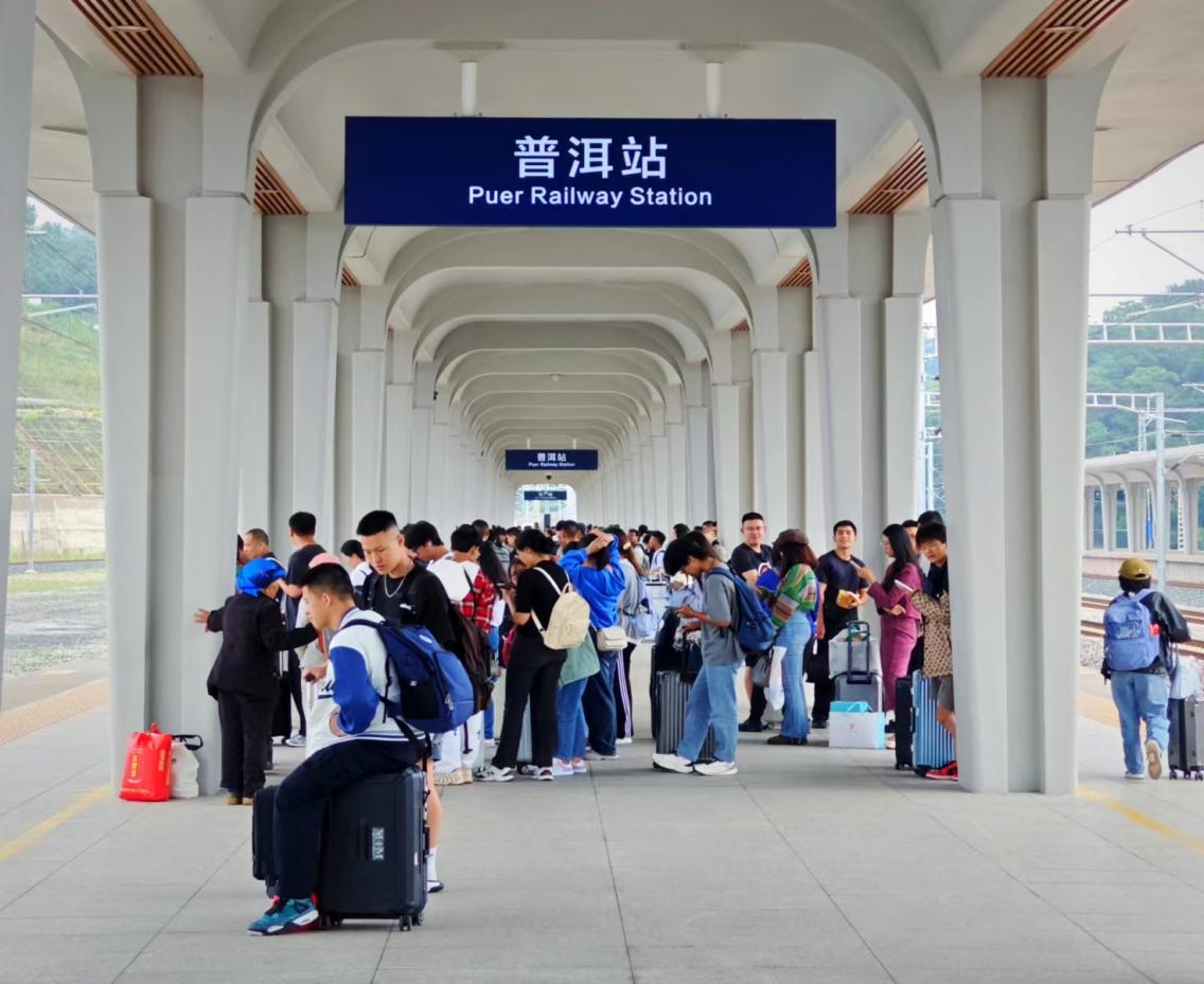 中老铁路开通，带动了不少游客前往沿途站点旅行。人民网 黄盛摄