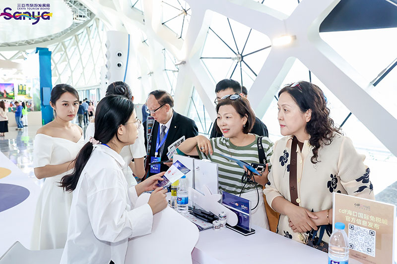休博会嘉宾代表在“三亚馆”展台前与企业进行交流互动。三亚市旅游发展局供图