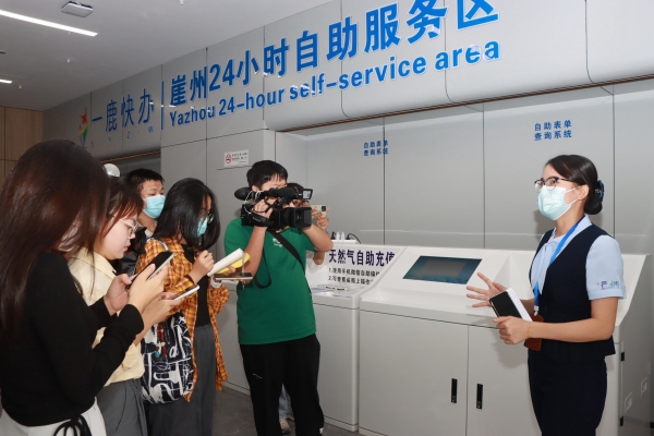三亚市崖州区24小时自助服务区为群众提供了“不打烊”的政务服务。