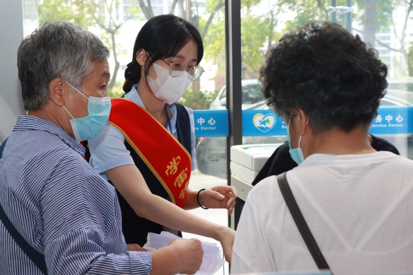 三亚市崖州区政务服务大厅提供热心贴心的政务服务，频频受到办事群众好评。