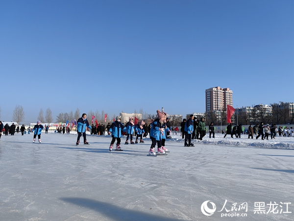在海林市体育场孩子们在滑冰。人民网 刘婷摄
