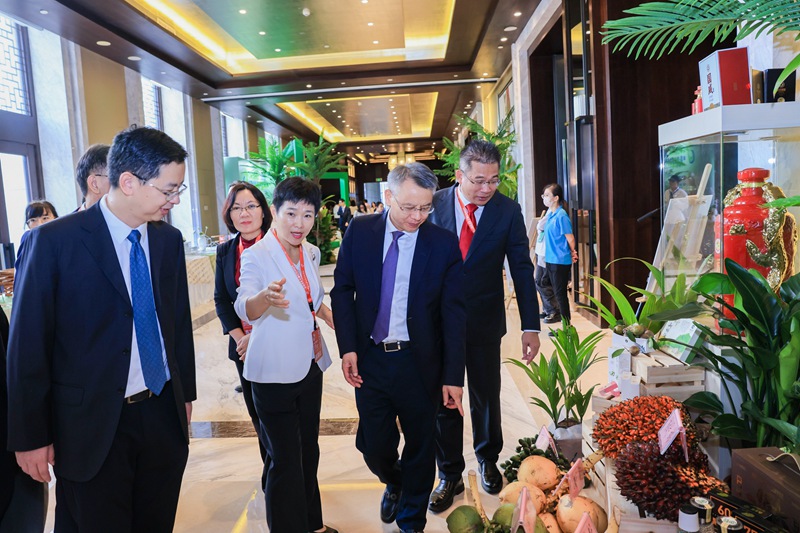 与会嘉宾参观椰子产品展区。主办方供图