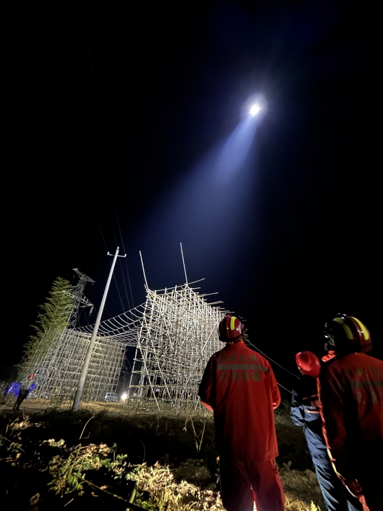 “空-地”一体全方位照明护航夜间施工。国网湖北送变电公司供图