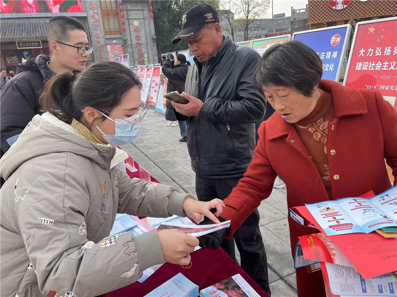 麻城市纪委监委工作人员为群众讲解纪检监察机关检举控告有关规定。