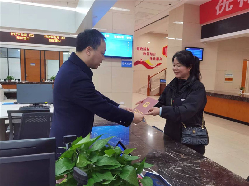 业主陆续领到了期盼已久的不动产权证 郧轩文摄