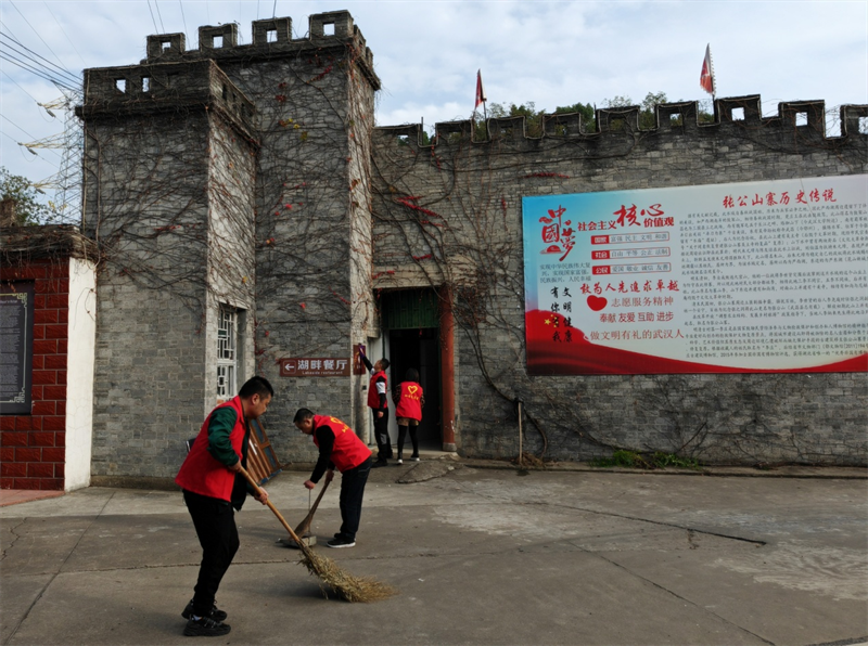 志愿者打扫景区公共区域。