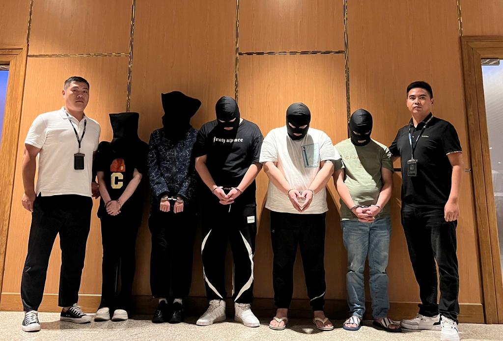 2023年8月26日，在缅甸仰光国际机场，5名电信诈骗犯罪嫌疑人被移交给中国警方工作组。 新华社发（中国驻缅甸大使馆供图）