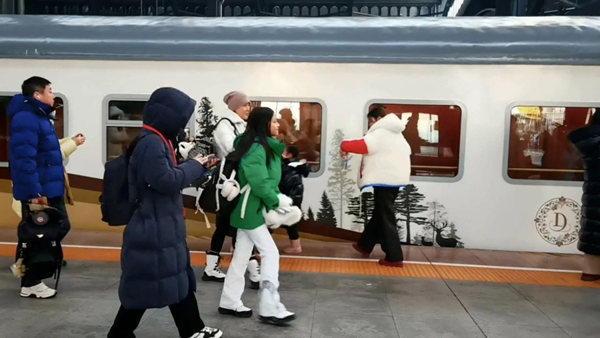 游客们即将乘车。图片由伊春市委宣传部提供