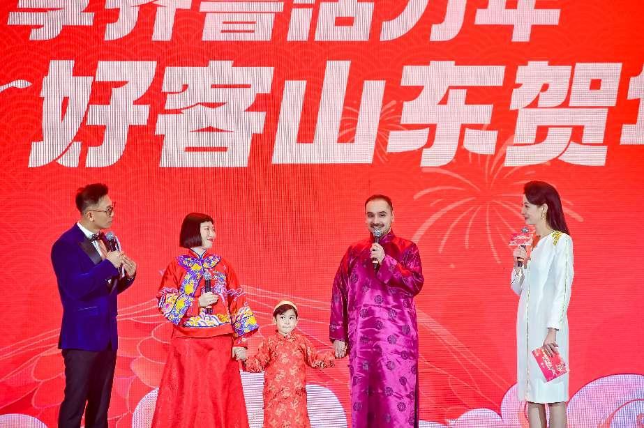 在烟台市居住的“洋女婿”丹尼斯一家。山东省文旅厅供图