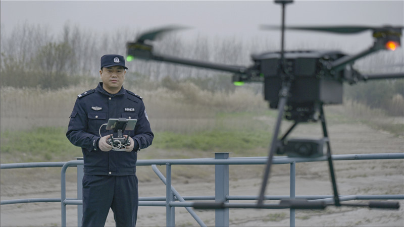 民警利用无人机沿江巡逻