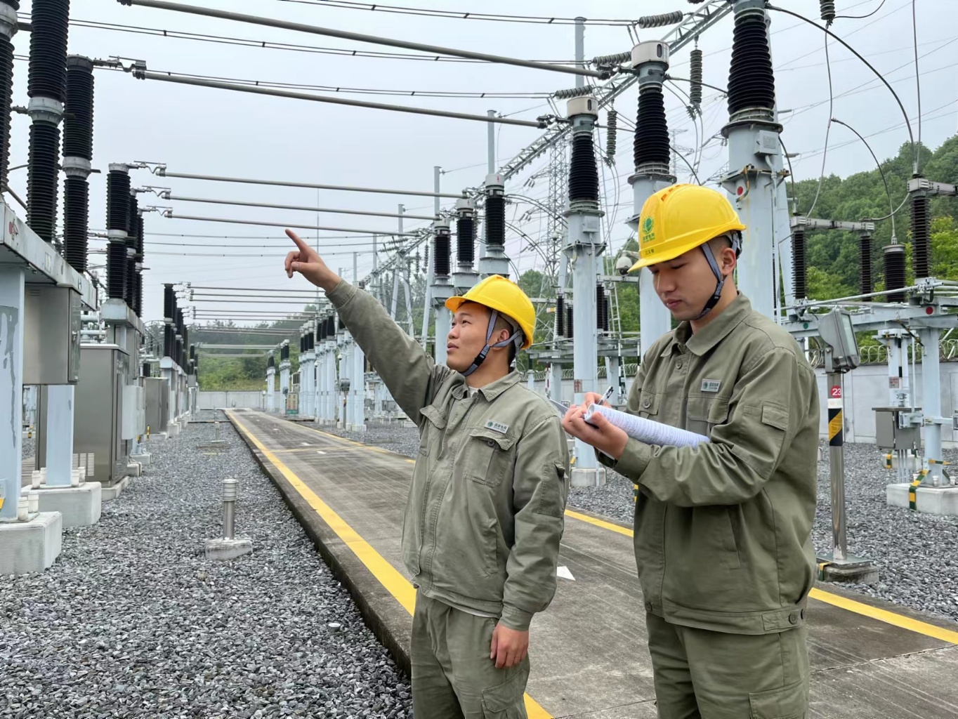 国网湖北电力员工对220千伏鹿门变电站进行元旦保电特巡，仔细检查充油充气设备油位压力，防汛防小动物措施齐全完备等，确保电网安全稳定运行。