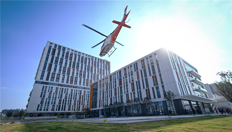 武汉市第一医院盘龙城院区空中急救停机坪与急诊部直线距离仅20米 代雨朦 摄