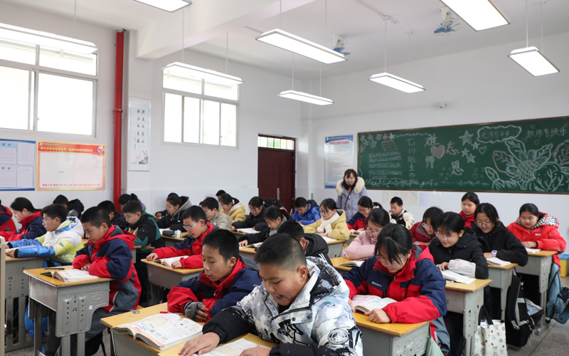 学生们在LED护眼灯教室学习