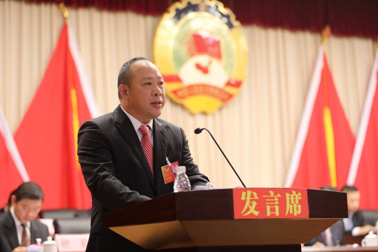 王文平代表政协保亭黎族苗族自治县第十一届委员会常务委员会向大会做工作报告。保亭县委宣传部供图
