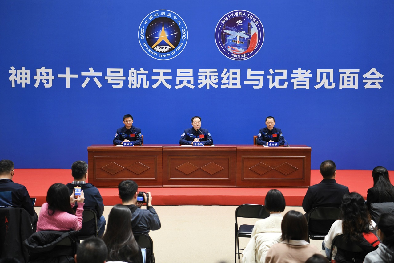 神舟十六号乘组太空归来后首次公开亮相。人民网记者 翁奇羽摄