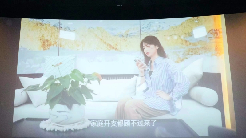 中国银行武汉头道街支行放映微电影《天上掉馅饼》。韩艳摄