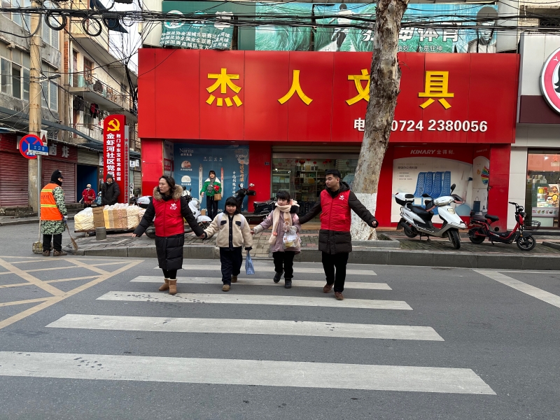 志愿者化身“儿童成长守护人”护送留守儿童过马路